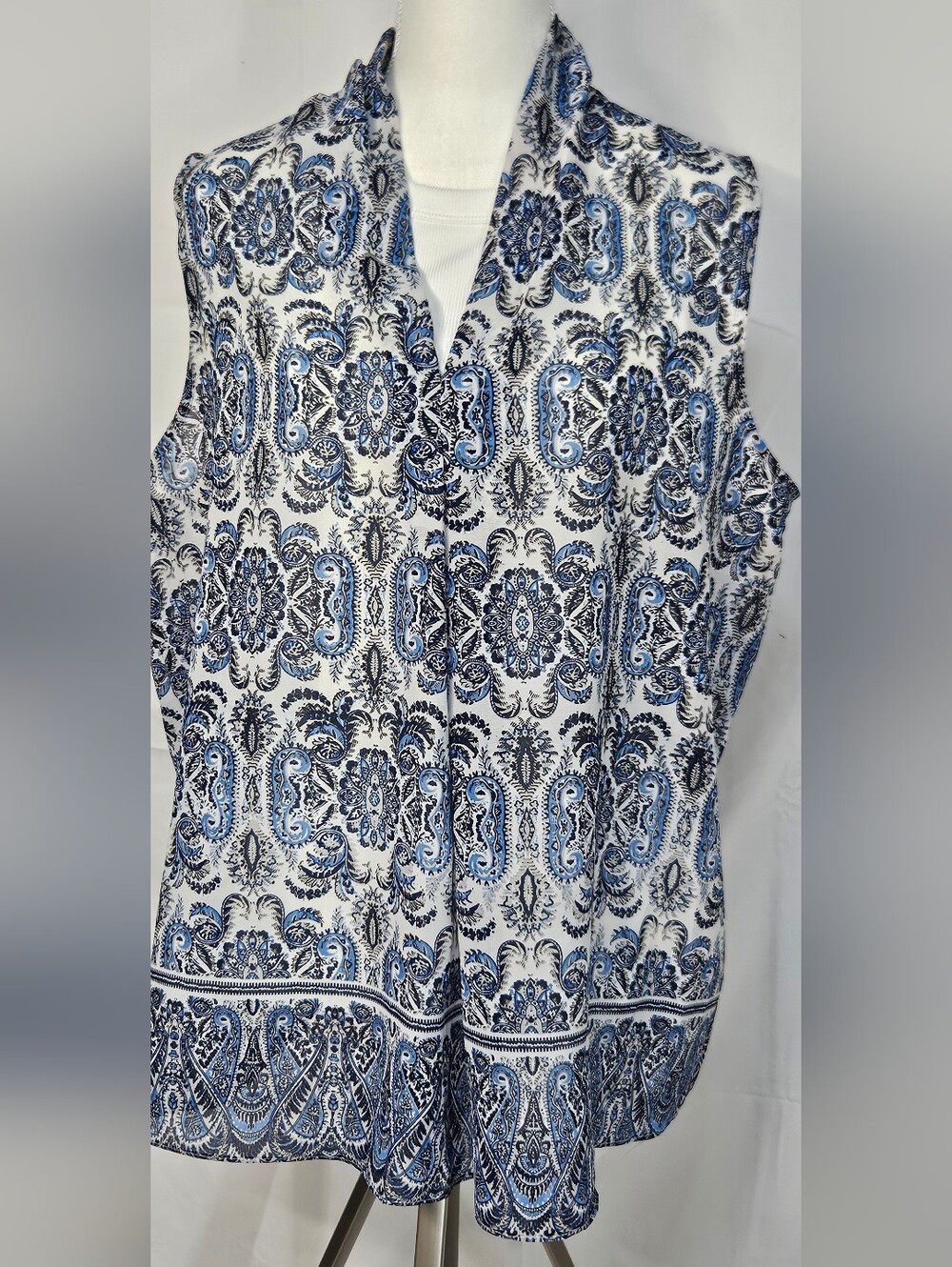 Sleeveless Paisley Print Blouse - Blue/White